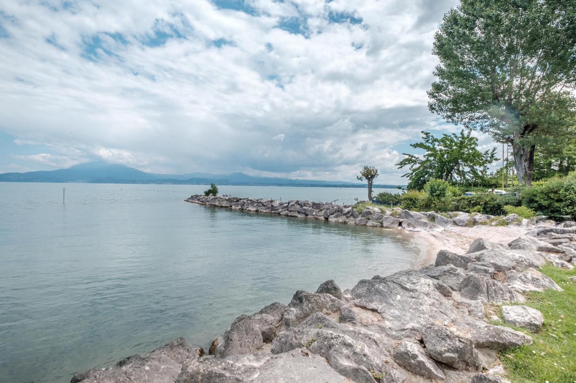 Casa Lugana 2 - monolocale con piscina fronte lago Sirmione Esterno foto